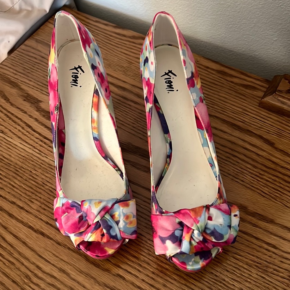 Peep toe pink floral dress shoe